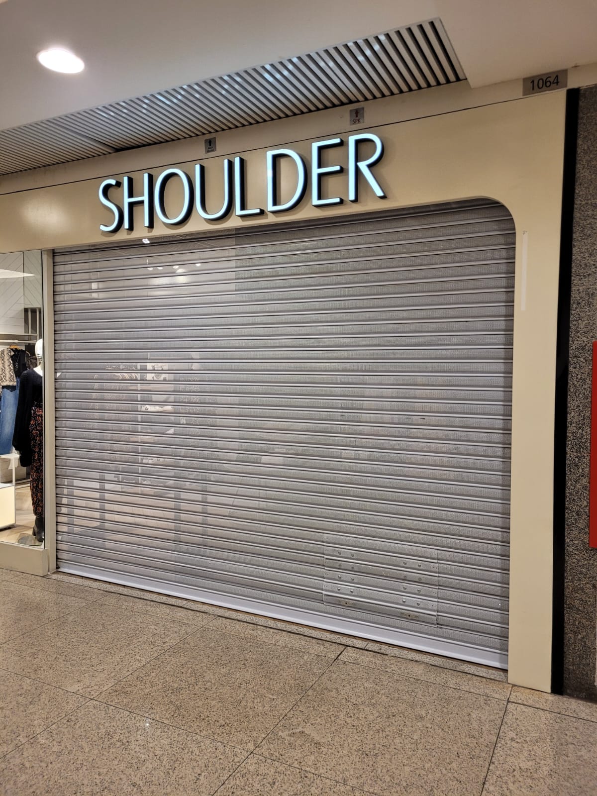 Porta de enrolar automática em loja Shoulder dentro de shopping