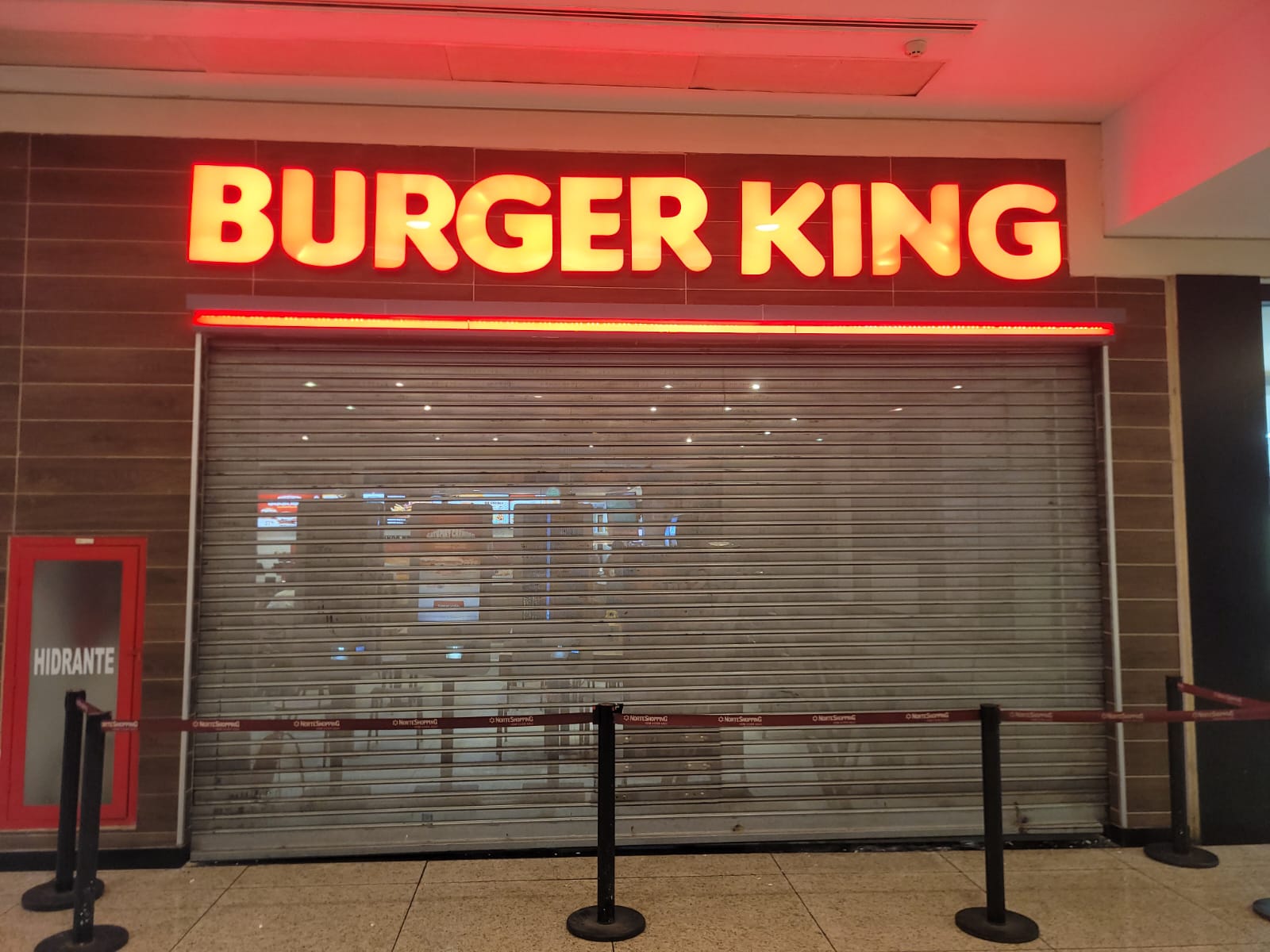 Porta de enrolar instalada na entrada da loja Burger King em shopping